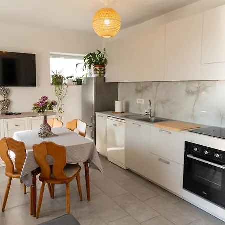 Two-bedroom Rea In 公寓 *