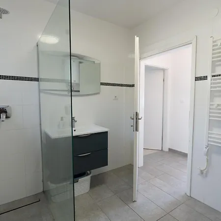 Two-bedroom Rea In * 罗维尼