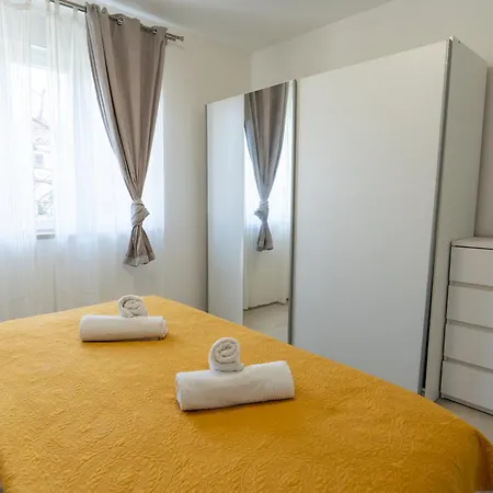 Two-bedroom Rea In 罗维尼