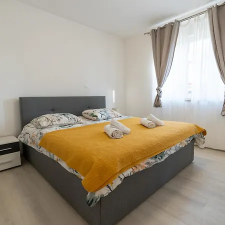Two-bedroom Rea In 罗维尼