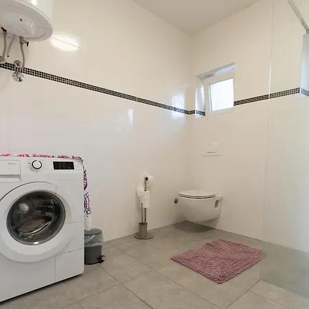 Two-bedroom Rea In 罗维尼